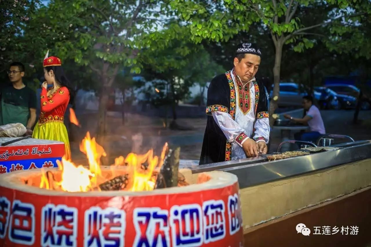 九江山庄的主人请来了地地道道的新疆烧烤师傅,用地地道道的新疆手艺