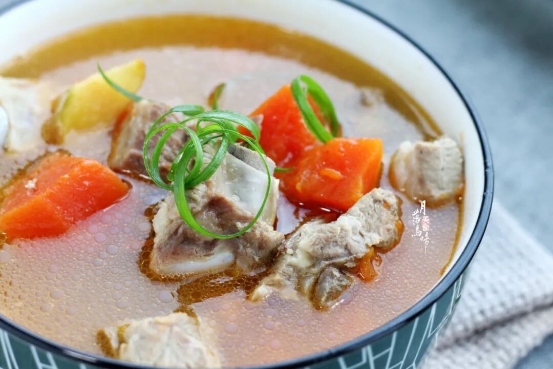 木瓜炖排骨汤，好喝滋补，美女必吃！