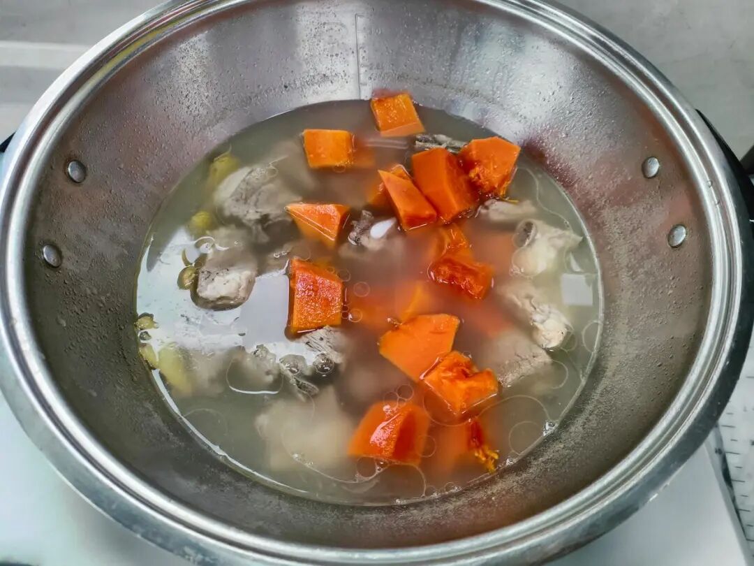 木瓜炖排骨汤，好喝滋补，美女必吃！