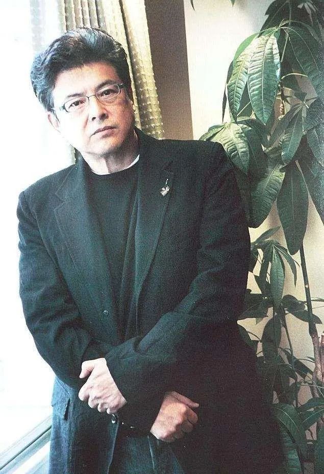 三浦友和才是帅了一辈子的男人发福却不油腻穿衬衫就好儒雅