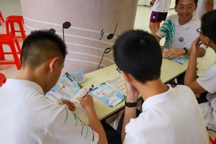 同学们为未成年人保护工作写下建