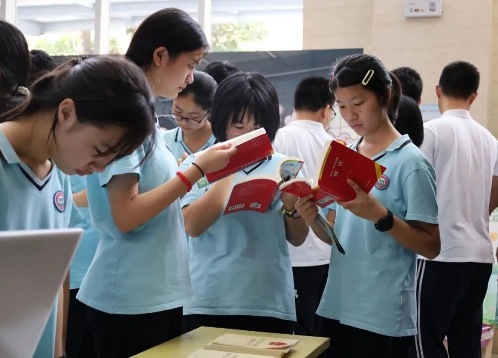参与互动展的同学们正在查阅法律条文