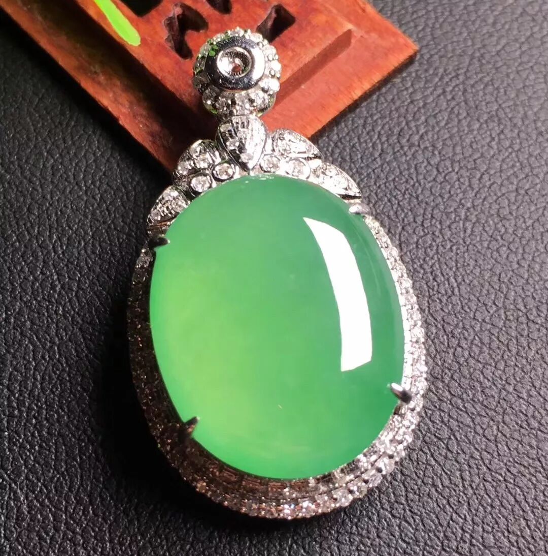 翡翠什么是“起胶”？什么是“起荧”。