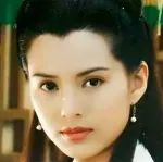 李若彤出行乘地铁，一路上肆意摆拍，56岁宛如少女