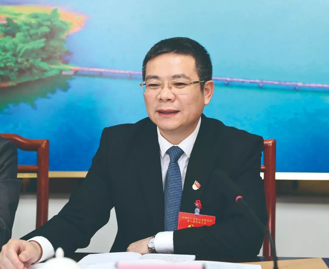 发展图:邓思恩文:杨华劲阳东区领导陈章朋,陈志昌分别参加了分组讨论