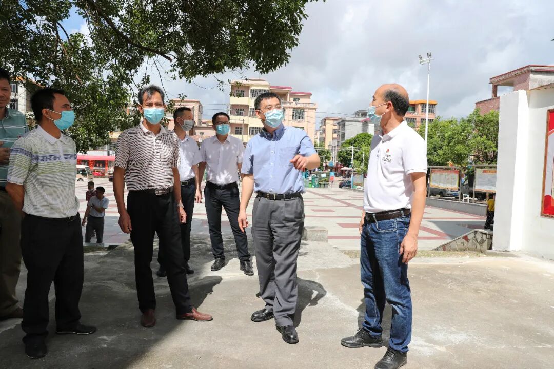 梁文先后走访了北惯镇北平社区居委会,北惯社区居委会,与居委会干部和