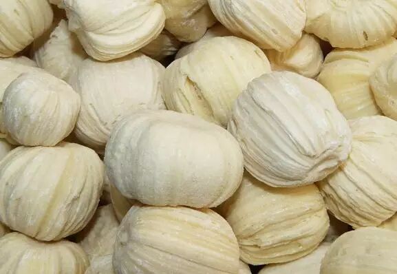 乳白色的大块糖,放在方盘上,一般有三寸长,一寸宽,扁平,呈丝条状.