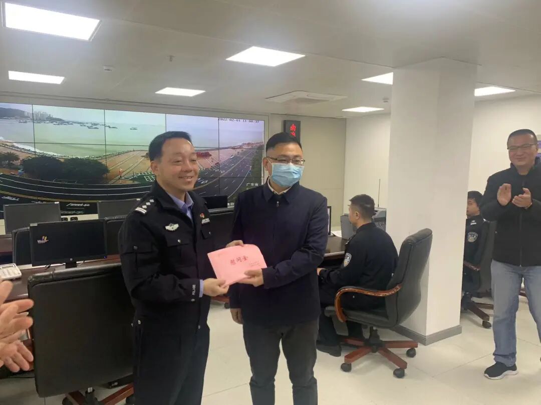 南澳县委主要领导带队看望慰问春节坚守岗位的干部职工