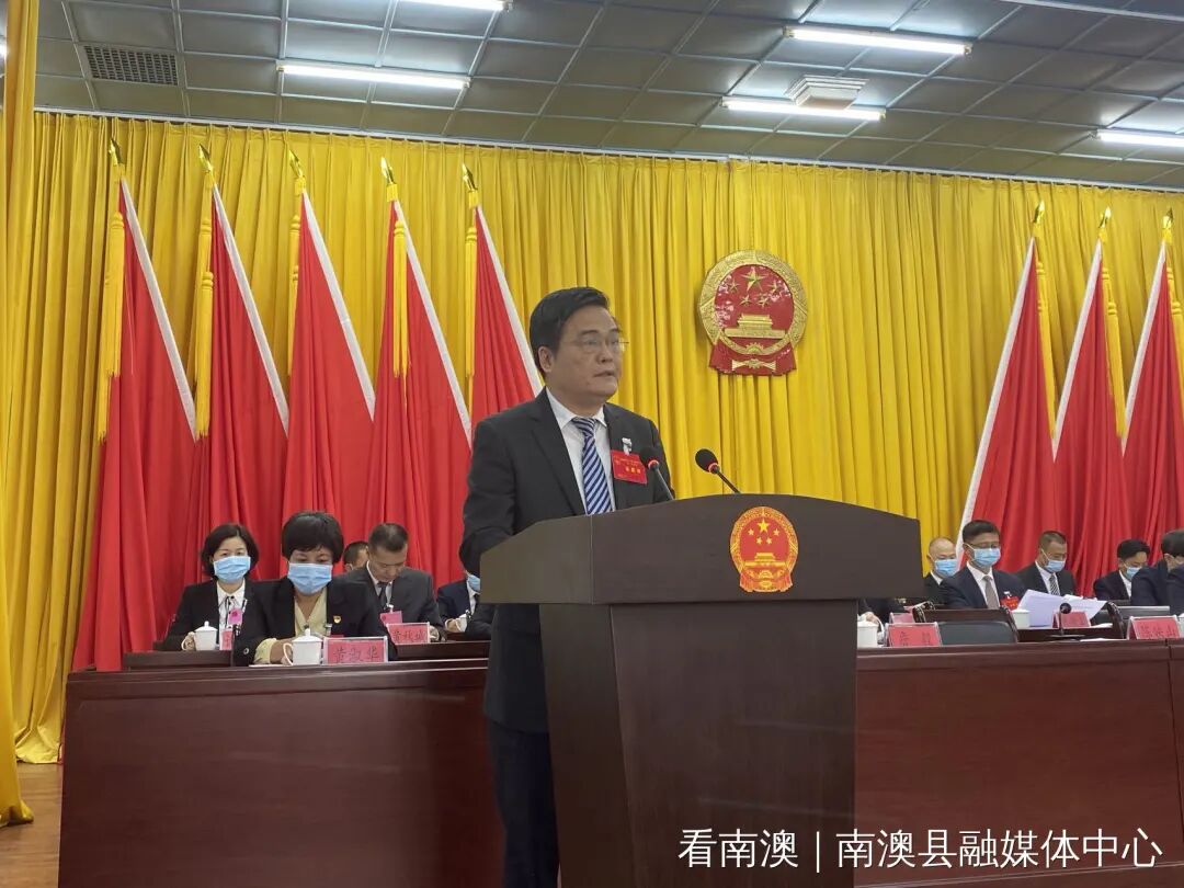 受县第十五届人大常委会的委托,县人大常委会主任陈映山作县人大