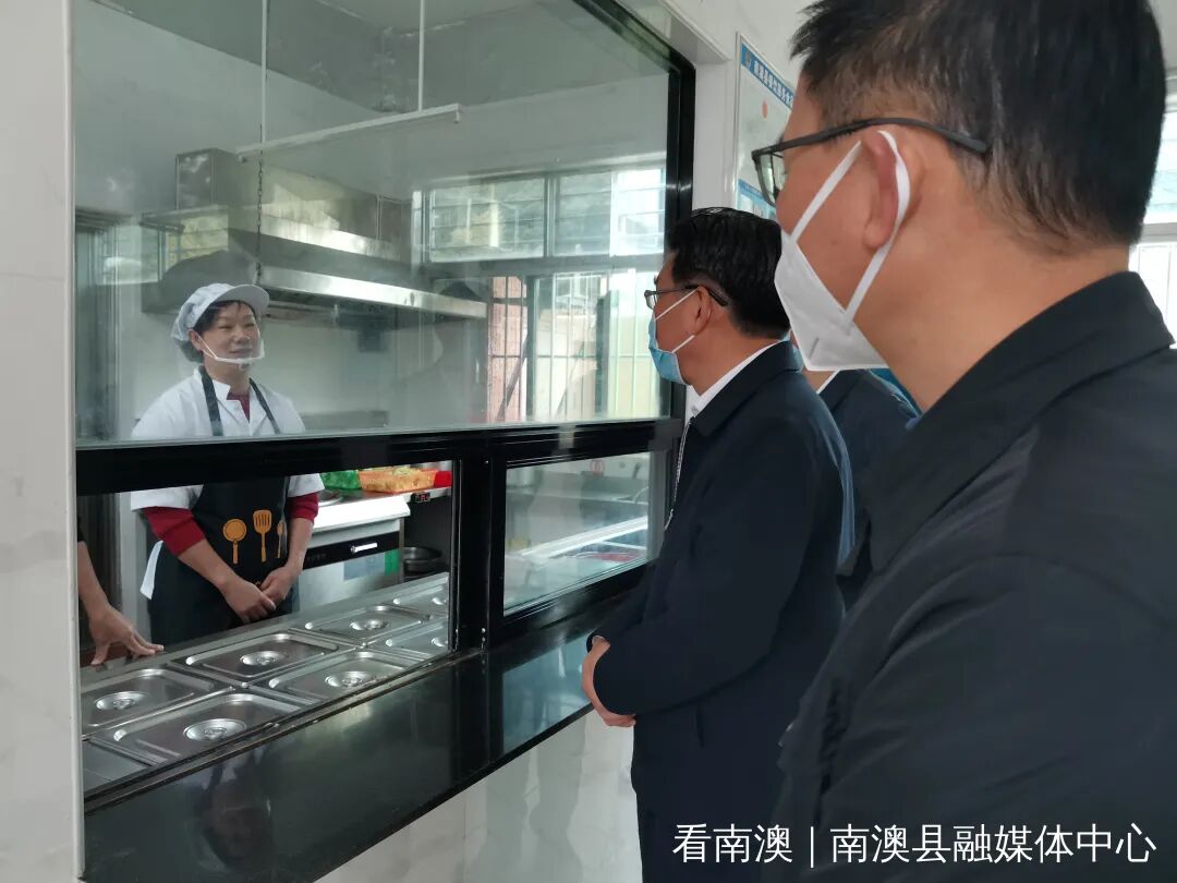 南澳县政府主要领导带队看望慰问一线工作人员
