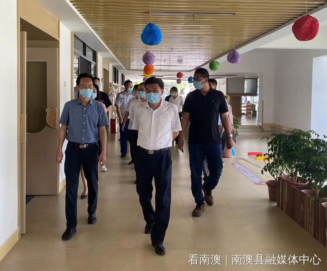 姚玳勇一行实地检查了前江湾沙滩公园,海洋综合执法