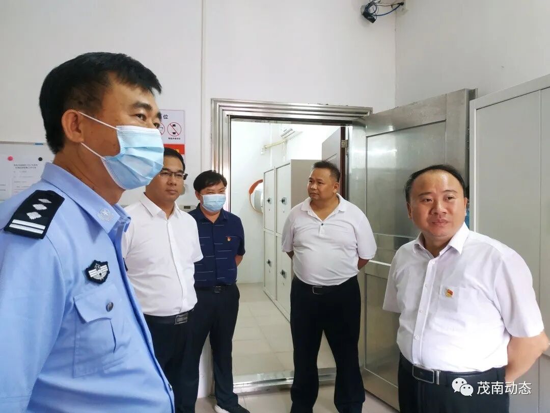 今天(6月3日)下午,茂南区委书记,区长廖述毅率队检查高考准备工作