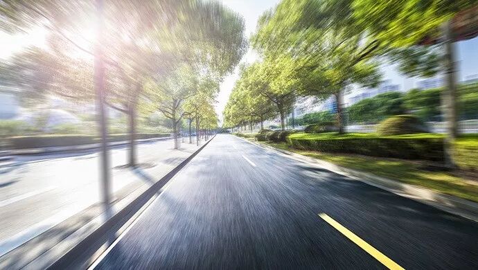 应市长说，要实行最严格的资源节约和环境保护制度，加快建设天更蓝、地更绿、水更清的生态宜居城市