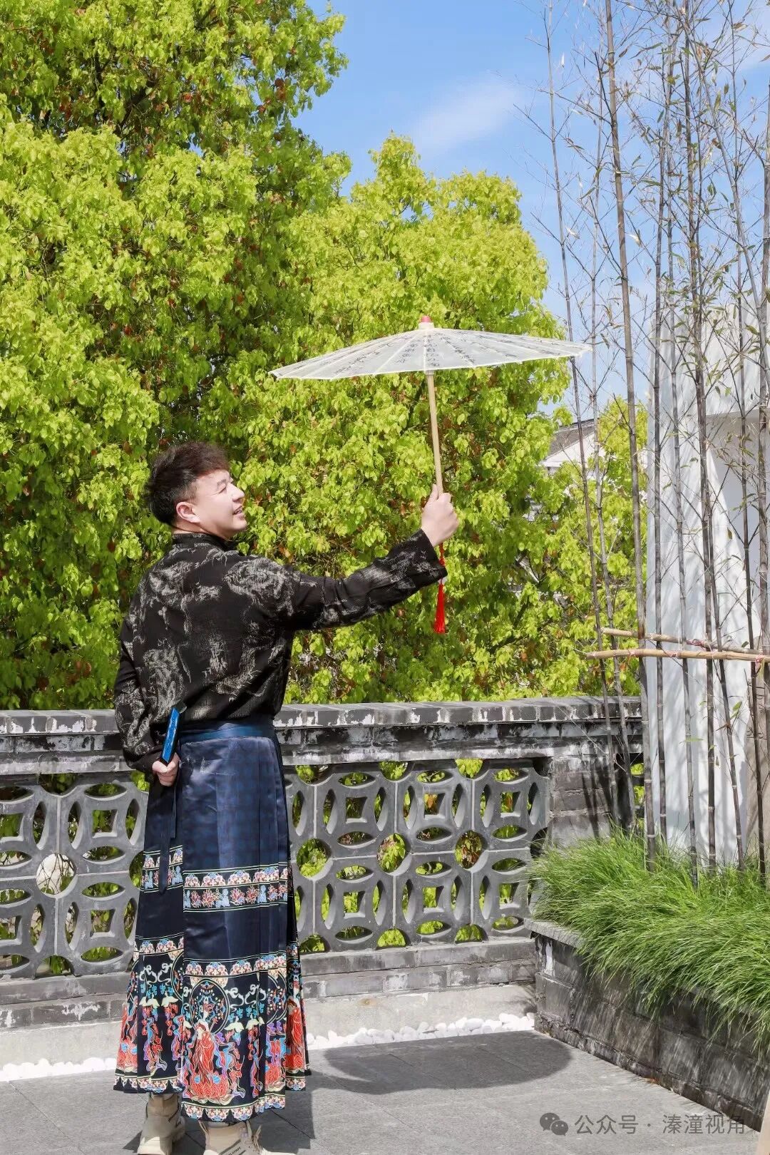 瞧，视角下穿马面裙的少年