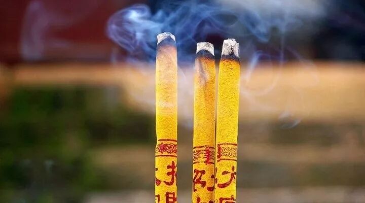 在烧香拜神时，一般会选用三炷香，为何是三炷呢？