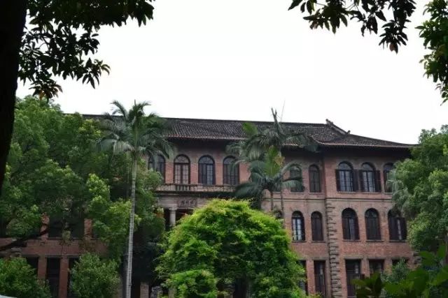 因不满足普通大学至少三个学院的要求,改称华南女子文理学院,简称华南