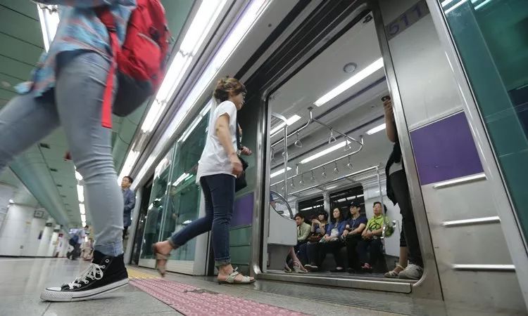 一張紙在韓國掀起國民大討論...地鐵上的這個座位到底該不該坐？！ 親子 第4張