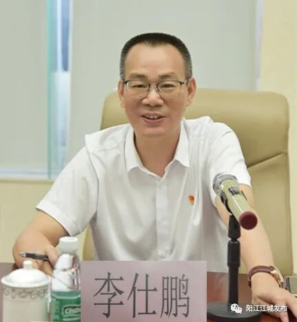 在英格(阳江)电气股份有限公司察看企业生产经营情况时,李仕鹏边走边