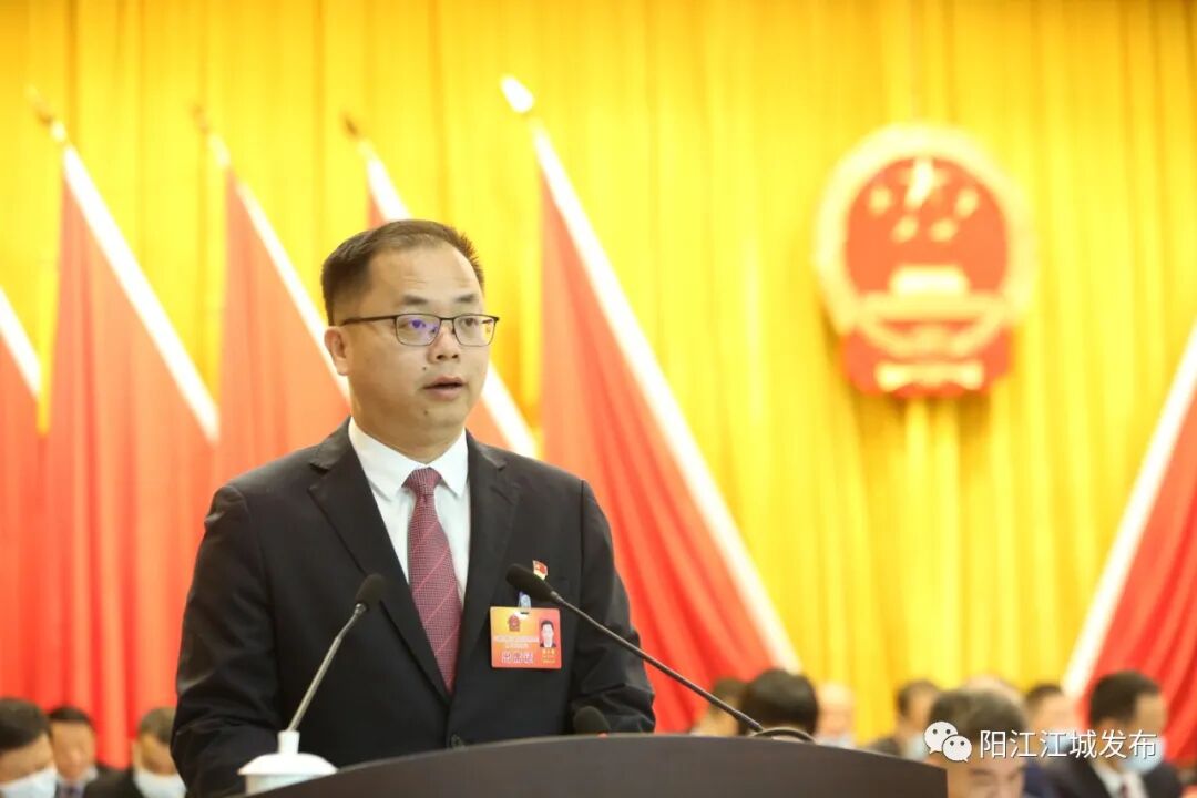 区委副书记,区长梁小昌代表区人民政府向大会作《政府工作报告》,区