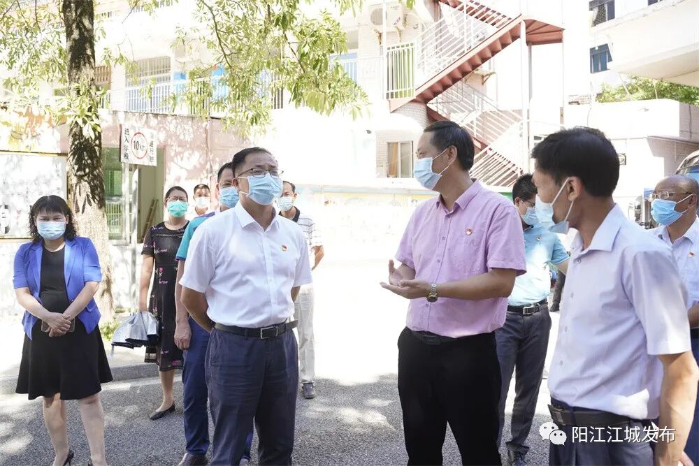 阳江市绿地小学和江城第一小学城南校区进行调研时,梁小昌实地查看了