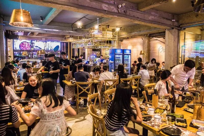 看起来这么正经的烧烤店,一到天黑却坐满"老司机"?