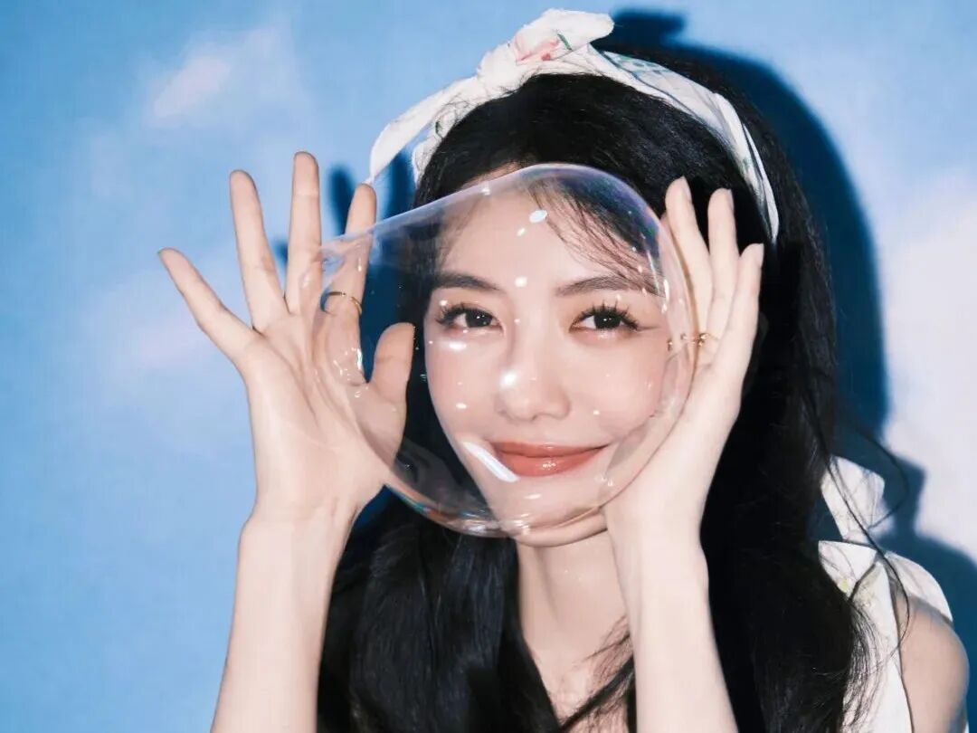 蔡文静从"小透明"到"霸屏女主",一路走来艰辛又努力,如今参加《浪姐5