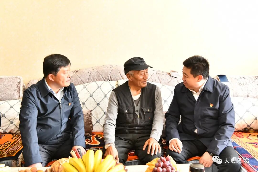 近日,青海省果洛藏族自治州久治县委书记索南多,县人大常委会主任康尕