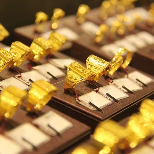 国际金价再创历史新高，A股市场闻风而动，黄金投资还能追吗？