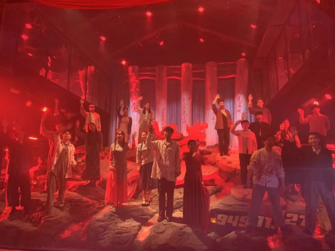 沉浸式史诗剧《红岩红》剧照2.jpeg