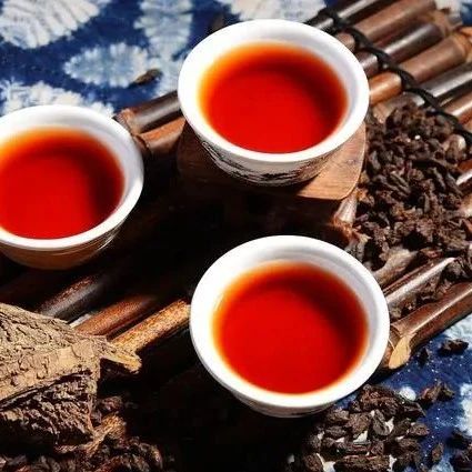 长期喝茶与只喝白开水的人相对比，哪种人身体素质更健康？