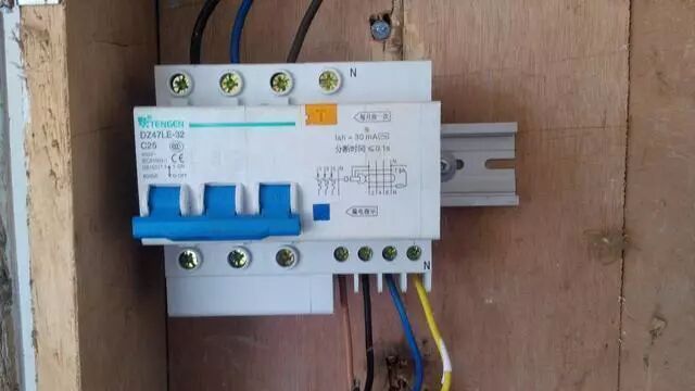家里電燈關(guān)掉后一直閃爍，電工一下午終于找到了原因！的圖6