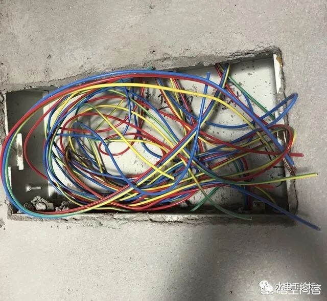 由于电线不够用，为了节省点电线，几个回路可以共用一条地线吗？的图1