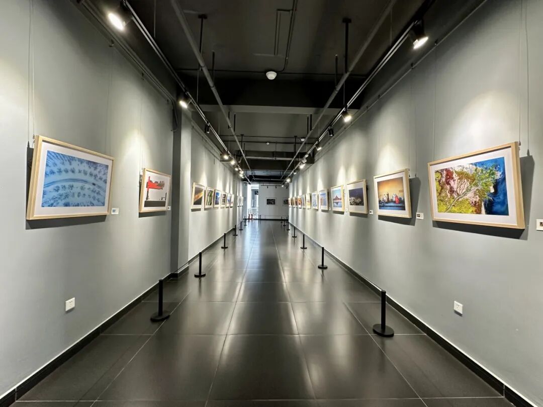 展讯 | “北疆光影·幸福无处不在”——第26届内蒙古自治区摄影艺术展包头巡展在包头文艺家之家开展 第1张