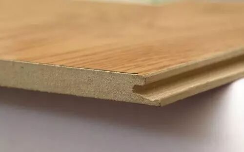 判断一块木板环不环保,还可以从它的横切面入手,环保的木地板横切面