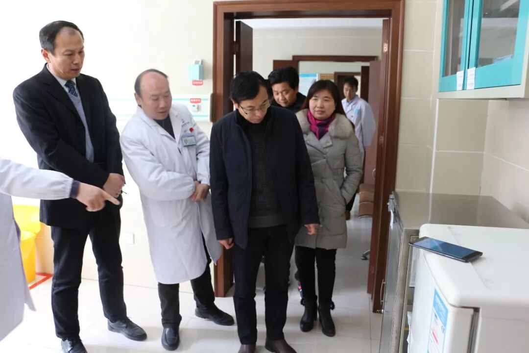 院长朱海政等一行人现场验收口腔科情况.jpg