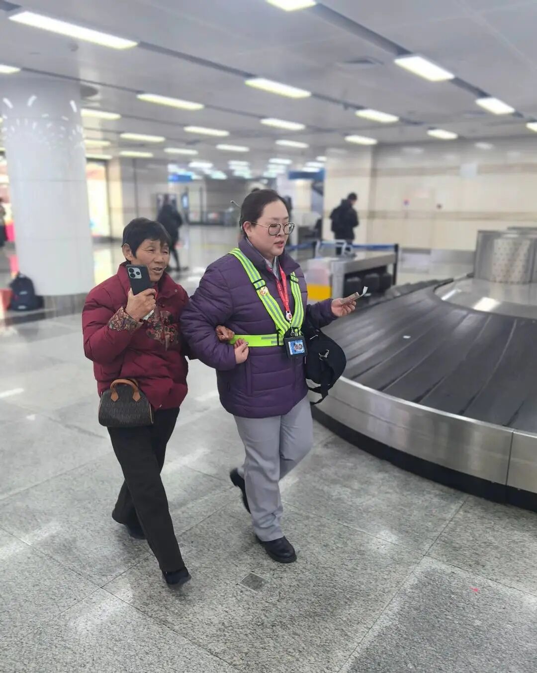 在机场工作人员的帮助下，谈女士顺利完成飞机乘坐。