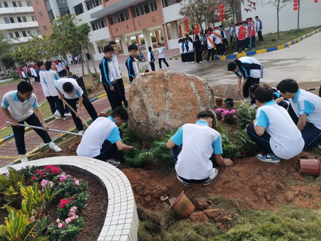 庄山中学开展我为校园添新绿系列植树活动