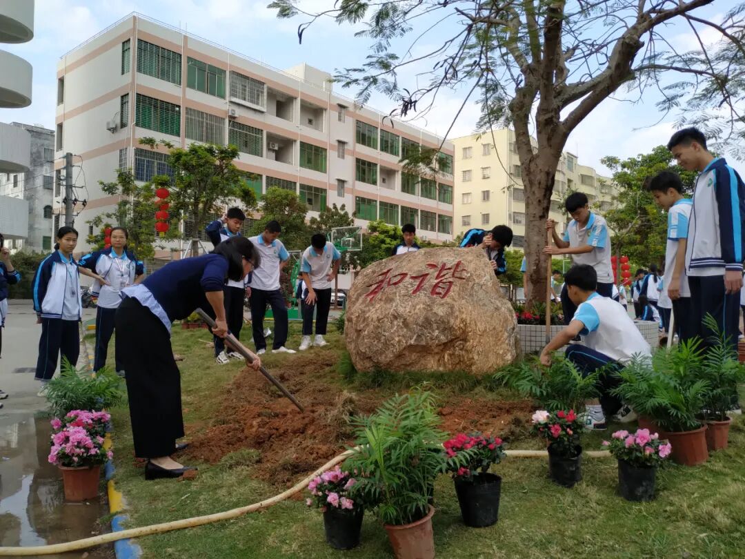 庄山中学开展我为校园添新绿系列植树活动