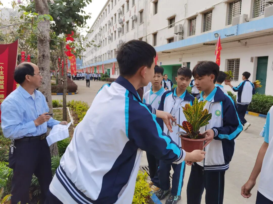 庄山中学开展我为校园添新绿系列植树活动