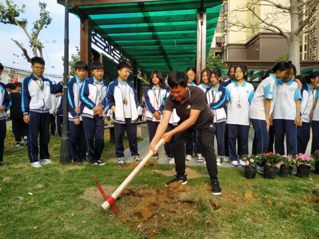 庄山中学开展我为校园添新绿系列植树活动