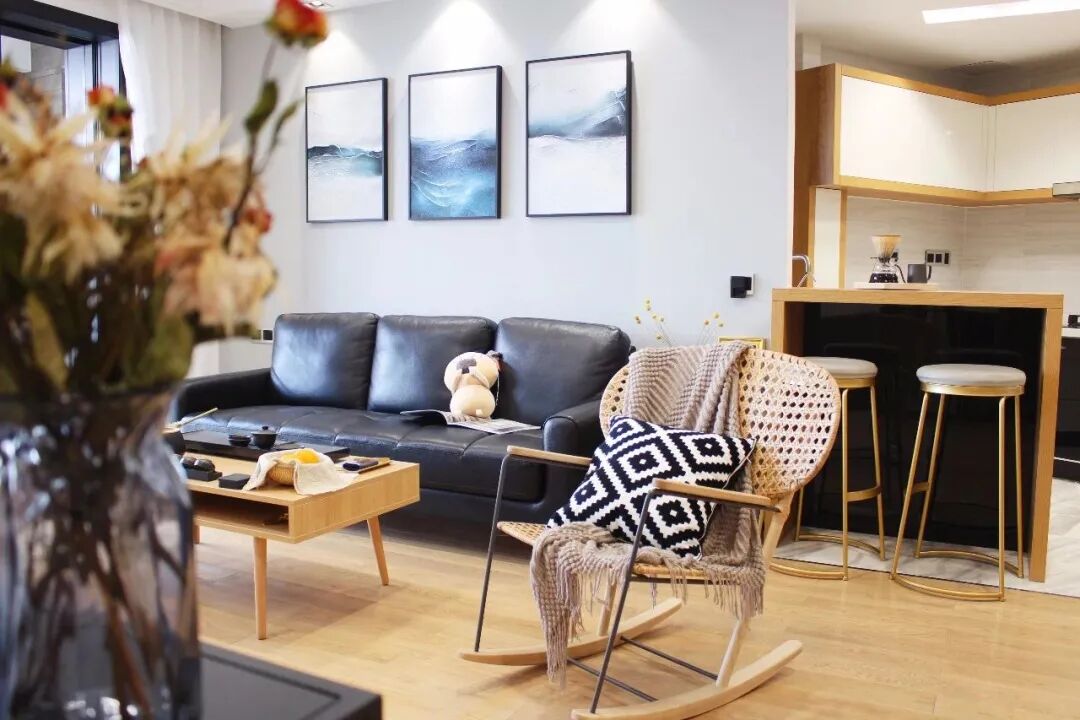 客厅挂什么画最好？7种选择助你挂好客厅的装饰画