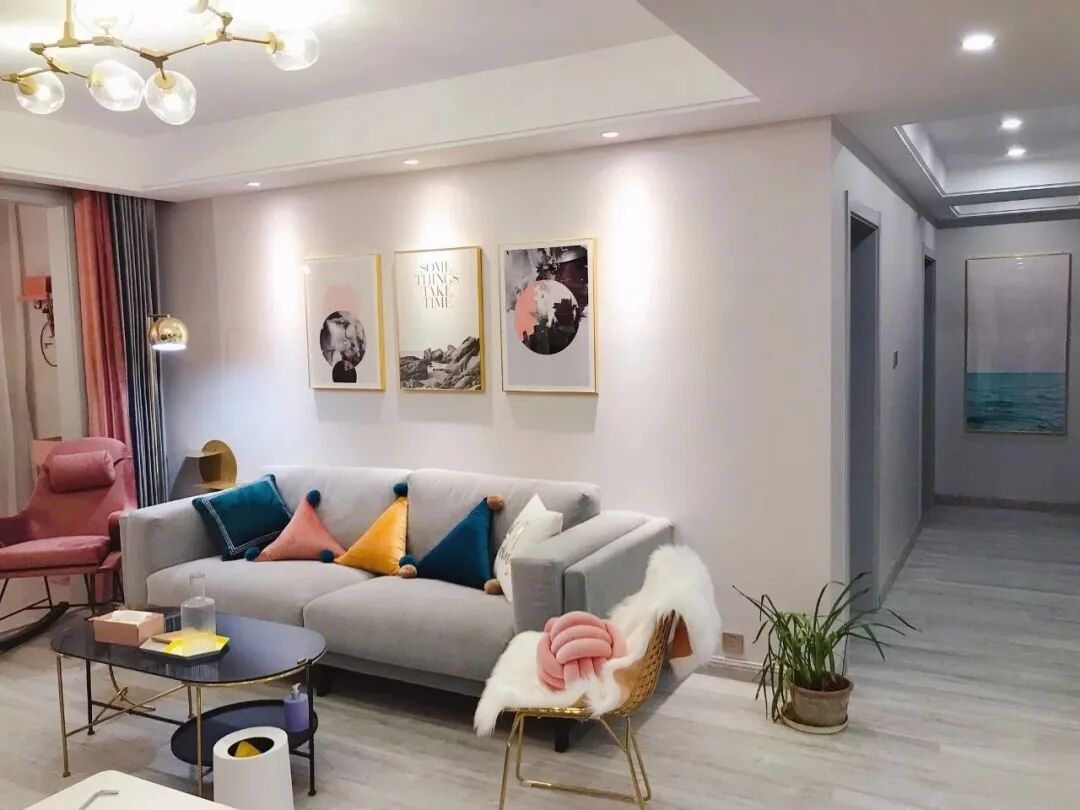 客厅挂什么画最好？7种选择助你挂好客厅的装饰画