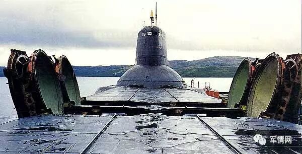 只有经过对比，才知道台风级潜艇究竟有多大的图41