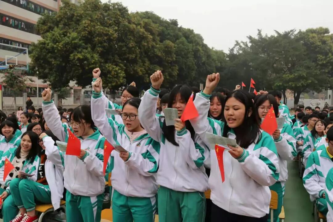 为主浑身散发着学生对大自然的热爱气息肇庆市地质中学大红色为主打