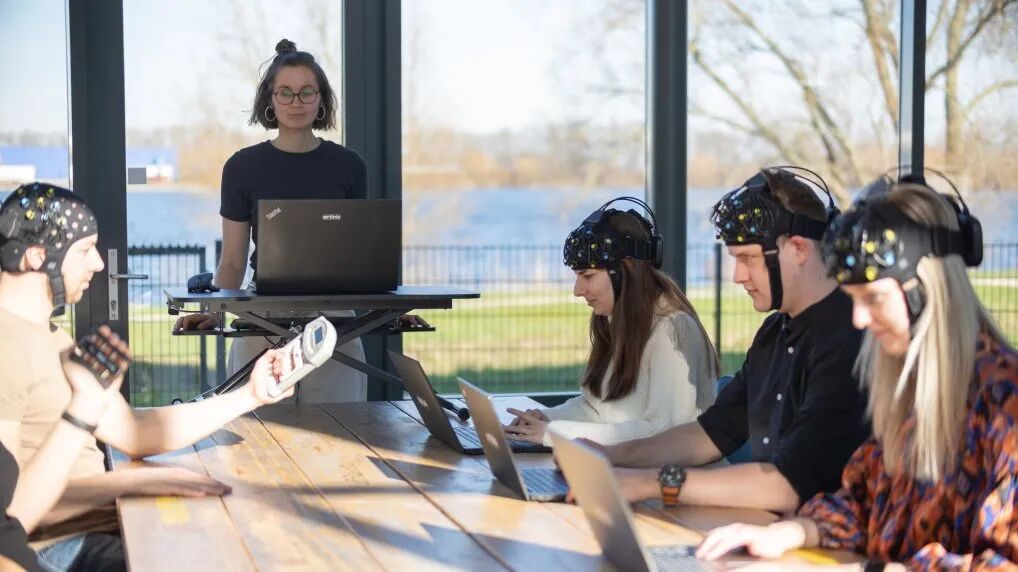 免费在线课程 | 基于 fNIRS+EEG 超扫描技术在群体互动中的研究应用