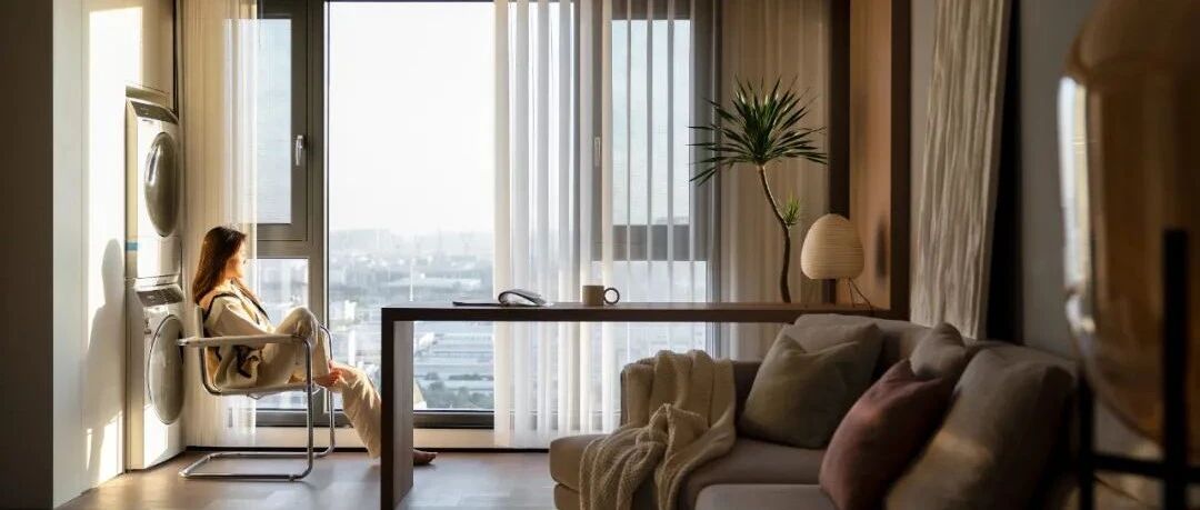 阳台纳入客厅，落地窗引光入室，向阳而居~