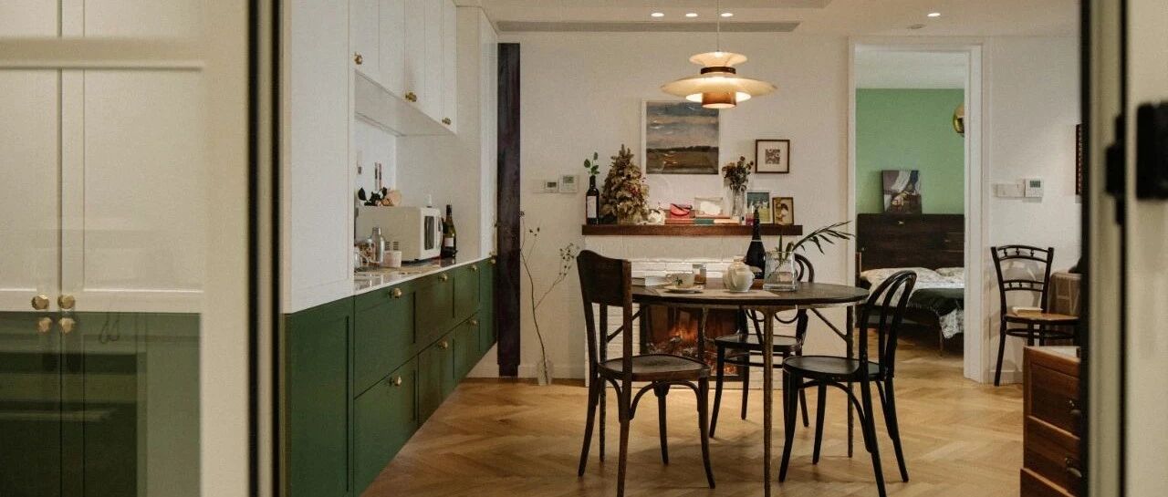 她买下108㎡二手房，绿色系+人字拼木地板，打造复古风美宅！