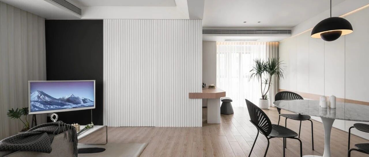 年轻屋主买下98㎡，三房改两房，竖百叶贯穿全屋，感受线条的秩序美！