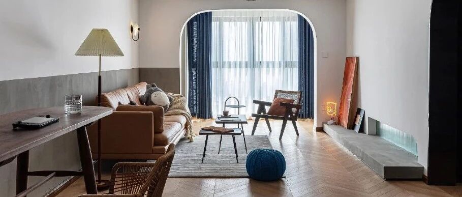 她买下98㎡独居，弧形元素、浴缸、衣帽间，一个不少，洒脱又温柔。