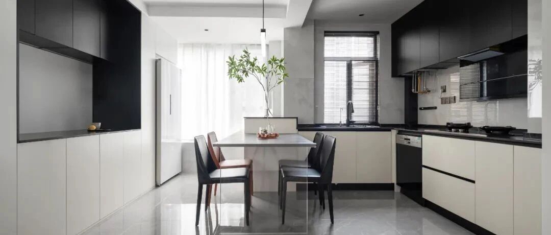 105㎡二手房改造，客餐厨一体，黑白灰色块碰撞出经典耐看之家！